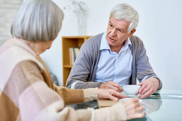 Ancianos Hombre Mujer Beber Charlar Mesa Las Instalaciones Vida Asistida — Foto de Stock