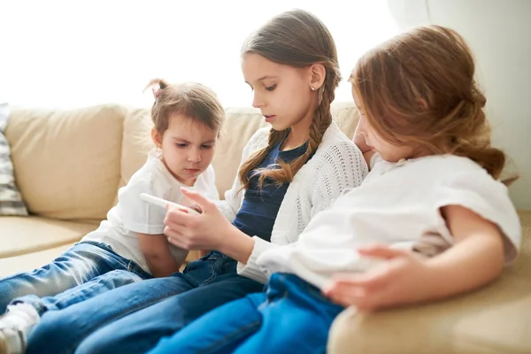 Tři Sestřičky Navzájem Společnost Při Sledování Vzdělávací Program Moderní Digitální — Stock fotografie