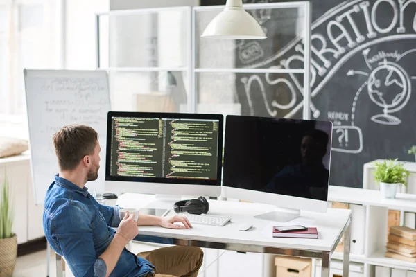 Serious Geconcentreerd Getalenteerde Mannelijke Programmeur Denim Overhemd Zit Aan Tafel — Stockfoto