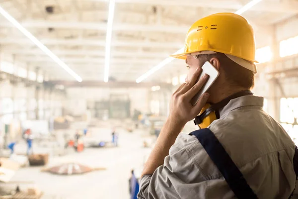 Bakifrån Allvarliga Upptagen Byggnadsingenjör Gula Hardhat Talar Mobiltelefon Och Tittar — Stockfoto