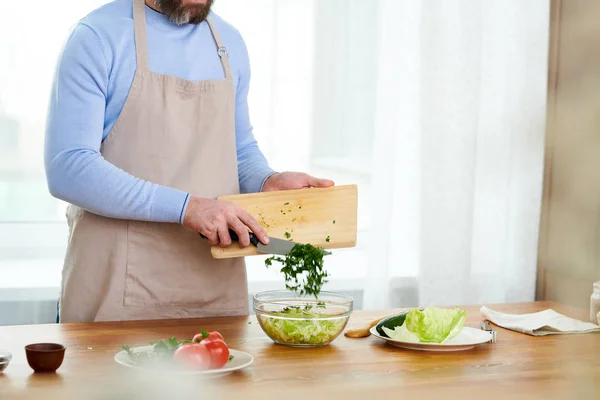 Unerkennbarer Bärtiger Moderator Einer Kochsendung Der Holztisch Steht Und Gemüsesalat — Stockfoto