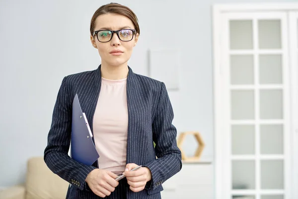 Taillenbild Eines Selbstbewussten Jungen Psychologen Eleganten Anzug Der Modernen Büro — Stockfoto