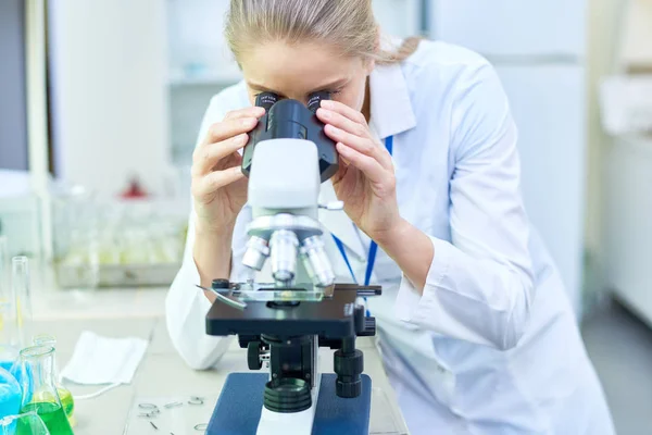 Científica Con Experiencia Seria Que Trabaja Con Microscopio Moderno Mientras — Foto de Stock