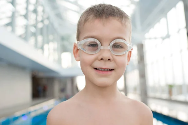 Porträt Eines Fröhlichen Nackten Kindes Mit Durchsichtiger Schwimmbrille Das Die — Stockfoto