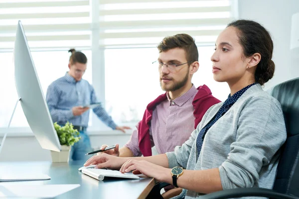 Atractiva Mujer Caucásica Sentada Oficina Moderna Mostrando Colega Masculino Nuevos — Foto de Stock