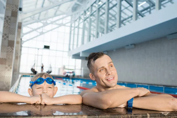 Alegre Guapo Joven Padre Lindo Hijo Apoyándose Borde Piscina Hablando —  Fotos de Stock