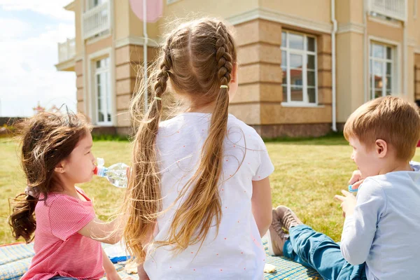 Vue Dos Portrait Trois Petits Enfants Assis Sur Une Couverture — Photo