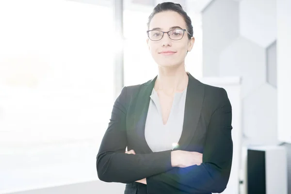 Taillenhoch Porträt Einer Erfolgreichen Jungen Geschäftsfrau Die Selbstbewusst Mit Verschränkten — Stockfoto