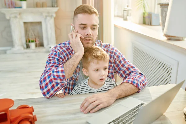 Portrait Chaleureux Tonique Bel Homme Moderne Qui Essaie Travailler Tout — Photo