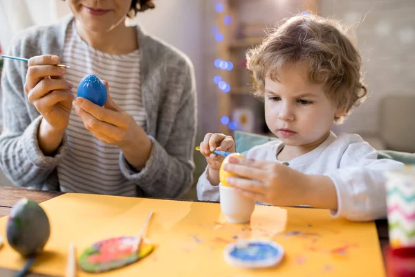 イースターの絵かわいい小さな男の子の肖像画卵母 コピー スペースと家庭で作る手作り飾り — ストック写真