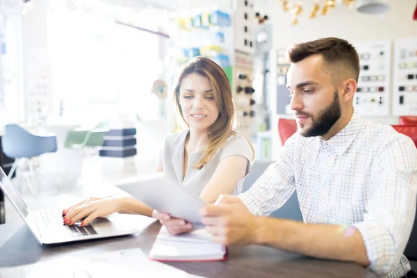 Portret Van Twee Managers Man Vrouw Zit Bureau Zonovergoten Opslaan — Stockfoto