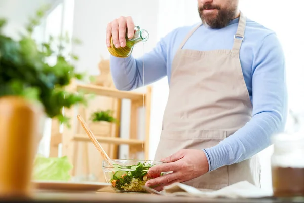 Uomo Barbuto Che Indossa Grembiule Versando Olio Oliva Ciotola Con — Foto Stock