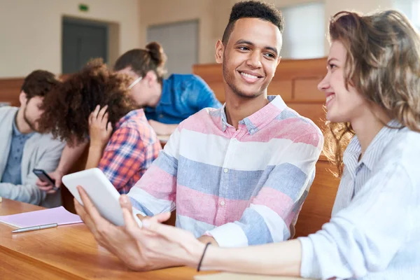 Ler Klasskamrater Sitter Vid Skrivbord Och Kommunicera College Med Andra — Stockfoto