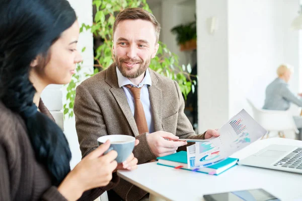 Retrato Empresário Moderno Sorrindo Olhando Para Seu Colega Feminino Segurando — Fotografia de Stock