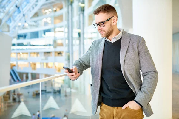 Bell Uomo Barbuto Che Indossa Vestiti Alla Moda Sms Con — Foto Stock