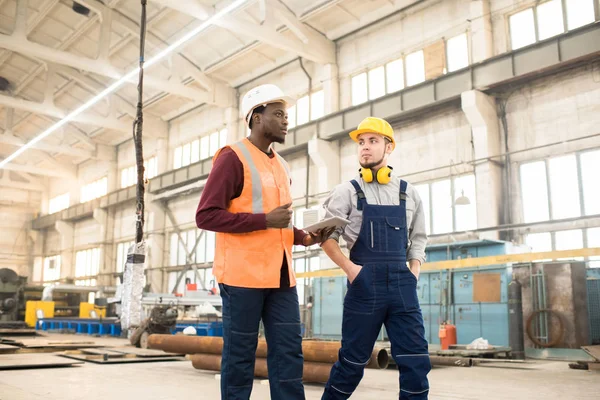 Allvarliga Säker Stilig Afroamerikansk Inspektör Orange Väst Och Hardhat Använda — Stockfoto