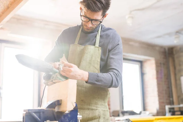 Portrait Menuisier Moderne Concentré Travaillant Avec Bois Dans Une Menuiserie — Photo