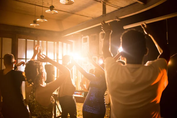 Salir Club Nocturno Moderno Alegres Hombres Mujeres Jóvenes Con Las — Foto de Stock