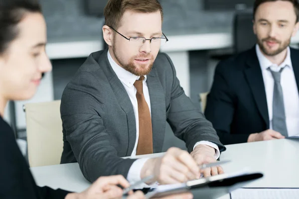 Retrato Del Joven Empresario Moderno Firmando Documento Mientras Sienta Mesa — Foto de Stock