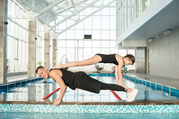 Fröhlich Selbstbewusster Schwimmtrainer Der Mit Mädchen Auf Dem Rücken Das — Stockfoto