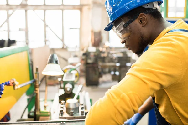 Grave Operatore Macchine Professionali Concentrate Hardhat Occhiali Sicurezza Che Controllano — Foto Stock