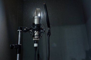 Profesyonel kayıt mikrofon ses stüdyo parlak spot karşı atış aşağıdan. 