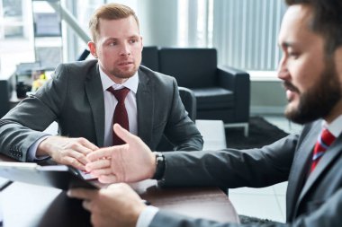 Oturma ve birlikte ofiste çalışan iki iş ortakları