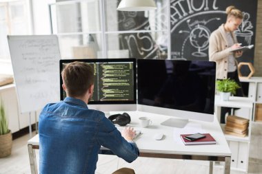 Bilgisayar ile masa başında oturan kod yazma çağdaş program geliştirici portresi görünümü geri ve modern Office başlangıç proje üzerinde uzay kopyalayın