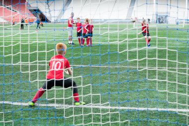 Genç çocukların açık stadyum, futbol kaleci, arkadan görünüm ile Kapısı'nın net üzerinden vurdu oynarken eylem çekim alanı Kopyala