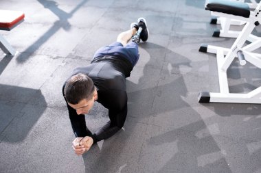 Engelli sporcu spor kulübü yerde şınav vardır