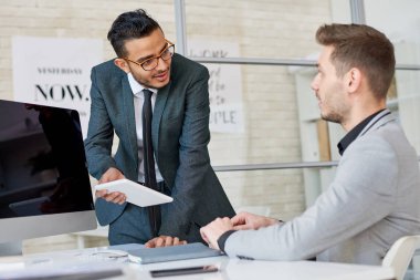 Çok etnik gruptan oluşan takım yöneticileri açık plan ofis ve dijital tablet elinde tutan ortak proje, yakışıklı üzerinde beyin fırtınası sakallı adam toplanmış