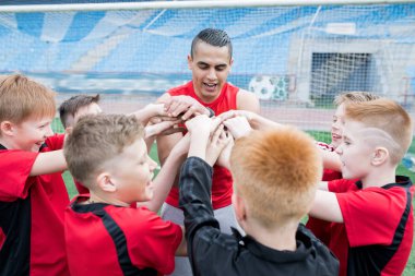 Genç futbol portresi açık stadyum maç önce motivasyon konuşması sırasında yığın eller takım, Genç çalıştırıcı, kopya alanı üzerinde odaklanmak