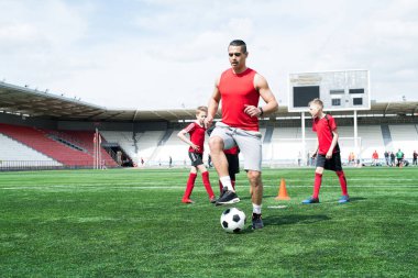 Tam uzunlukta portre yakışıklı Latin Amerika futbol takımının antrenörü öğretim junior Stadyumu, kopya alanı genç erkek