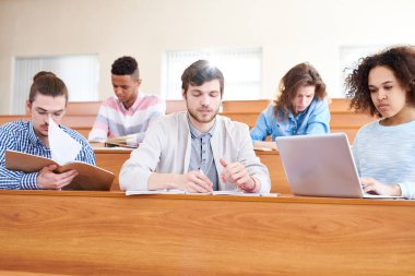 Konferans Salonu'nda oturan çok uluslu öğrenci grubu