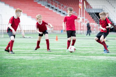 Genç çocukların futbol alanında maç sırasında açık stadyum üzerinde çalışan satırı tam uzunlukta portresi