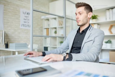 Bel öğe, dikey, modern bilgisayar başında oturan ve başlangıç proje, iç arka plan üzerine açık plan Office üzerinde kendine güvenen genç Yöneticisi