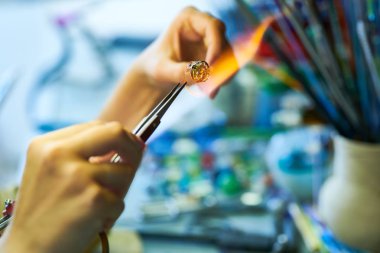 Glassworking studio, kopya alanı güzel el yapımı takı boncuk yaparken Gaz Meşalesi üzerinde cam şekillendirme zarif eller, yakın çekim