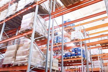 Uzun boylu depolama rafları ambarı, arka plan kopya alanı ile paketlenmiş ürünler ile geniş açılı manzaraya