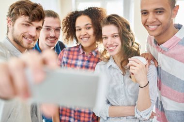 Mutlu öğrenciler selfie smartphone yapma