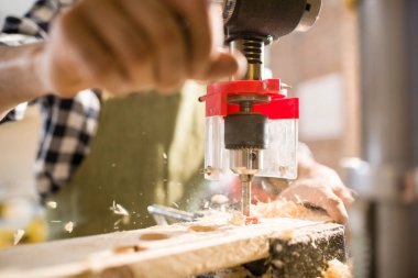 Talaş ve fırlama woodchips Delme birimi odun parçasının sıkıcı kullanarak modern esnaf kapatın