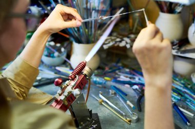 Glassworking studio, kopya alanı güzel el yapımı takı boncuk yaparken Gaz Meşalesi üzerinde erimiş cam şekillendirme eller, yakın çekim