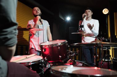 Yeni albüm yaparken kırmızı ışıklar tarafından Modern hip-hop bant kayıt stüdyosunda yaktı