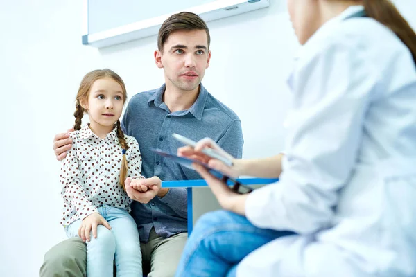 Vista Cosecha Papá Sosteniendo Hija Mano Cita Con Médico —  Fotos de Stock