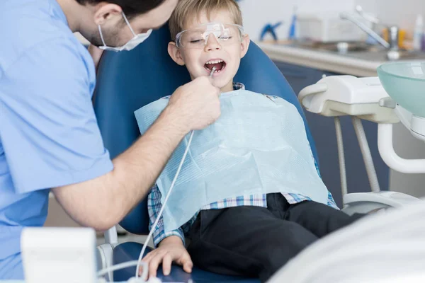 Portrait Dentist Treating Teeth Cute Little Boy Sitting Dental Chair — Stock Photo, Image