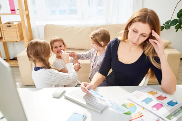 Upptagen Manager Sitter Vid Skrivbord Och Analysera Statistikdatan Medan Döttrarna — Stockfoto