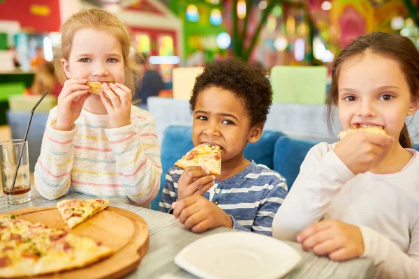 Multi Ethnic Group Children Eating Pizza Enjoying Awesome Birthday Party — Stock Photo, Image