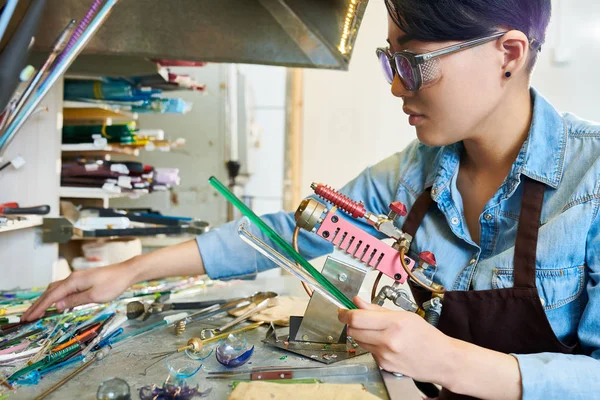 Boční Pohled Asijské Mladé Ženy Sáhl Nástroje Při Práci Sklem — Stock fotografie