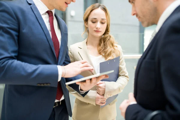 Retrato Cintura Tres Hombres Negocios Modernos Discutiendo Trabajo Pie Edificio — Foto de Stock