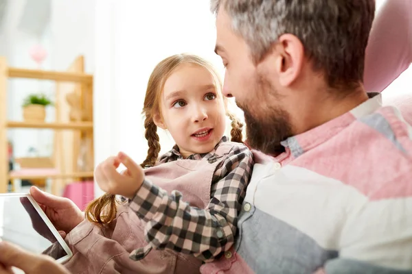 Close Tiro Homem Barbudo Sorridente Conversando Com Sua Filhinha Enquanto — Fotografia de Stock