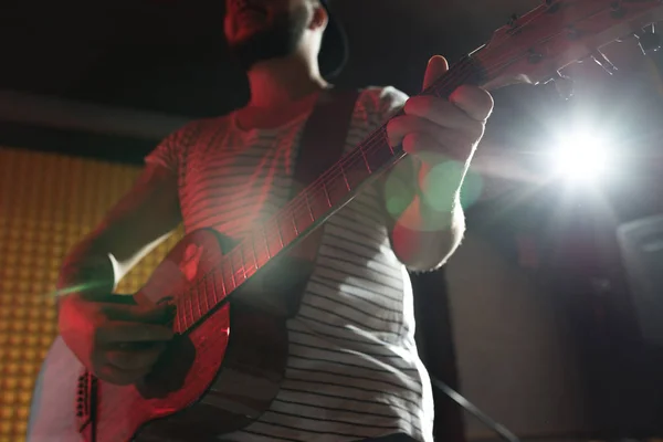 Backlit Mid Section Retrato Músico Moderno Tocando Guitarra Estúdio Gravação — Fotografia de Stock